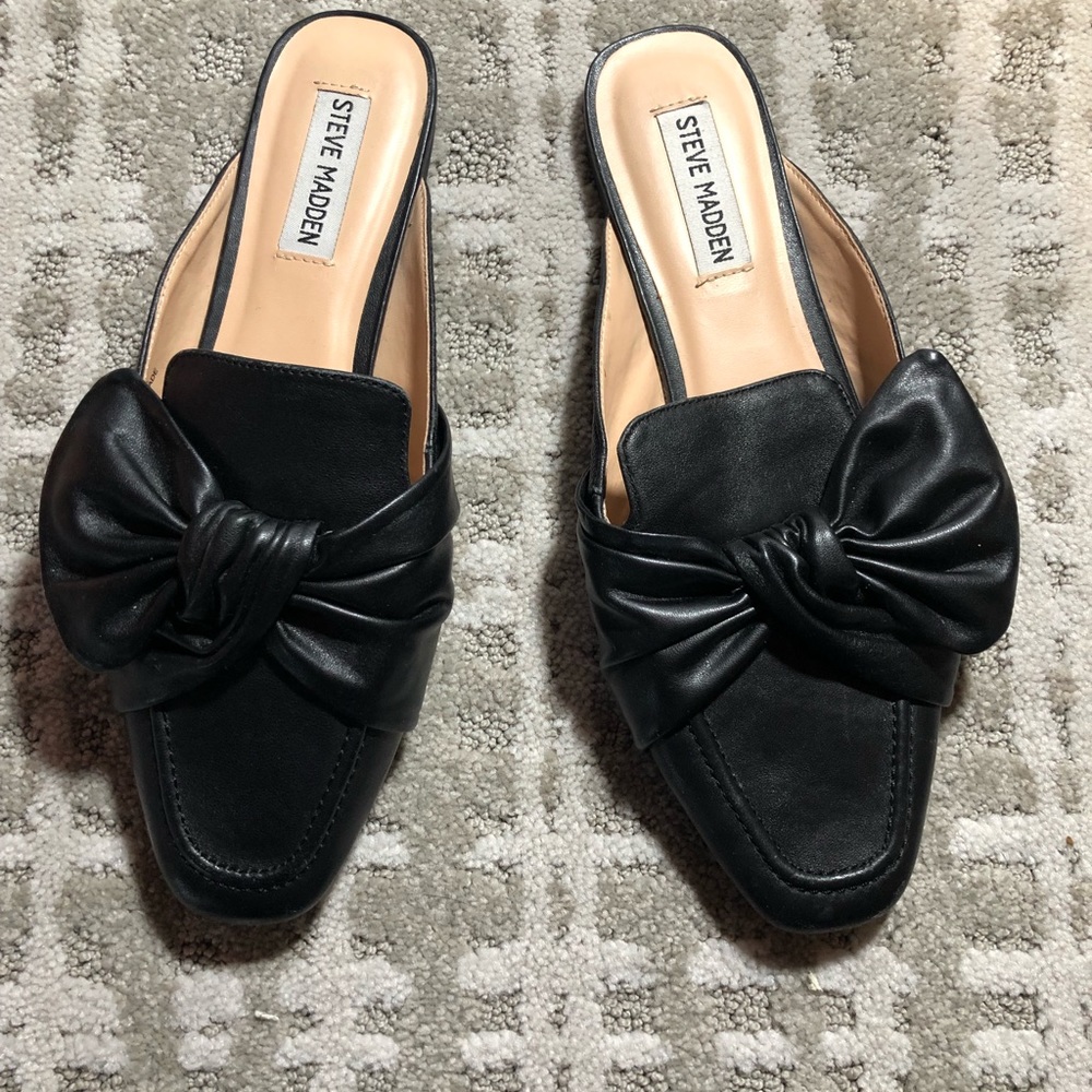 Steve Madden Black Leather slide with Accent Bow